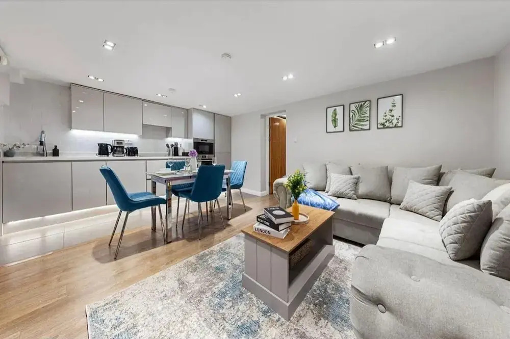 Modern Battersea Apartment - Sleeps 6 & Mini Bar