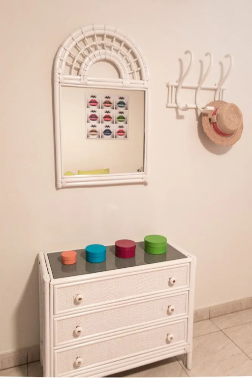 The Midpoint Apartment, Coastal Life Between the Two Beaches