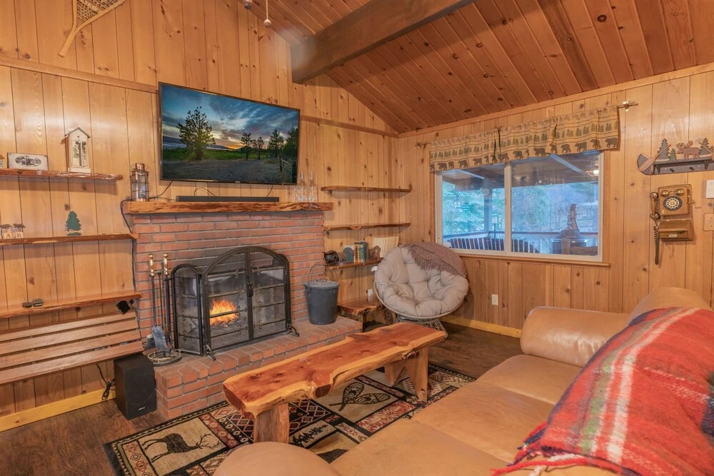 Big Wood Pines - Relaxing Home With A Large Fenced Yard For Your Furry Friends To Enjoy! 3 Bedroom Home