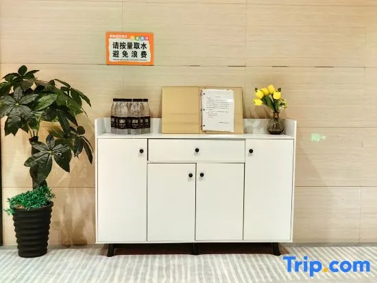 Yongjiang Holiday Hotel+ (Nanning East Railway Station)