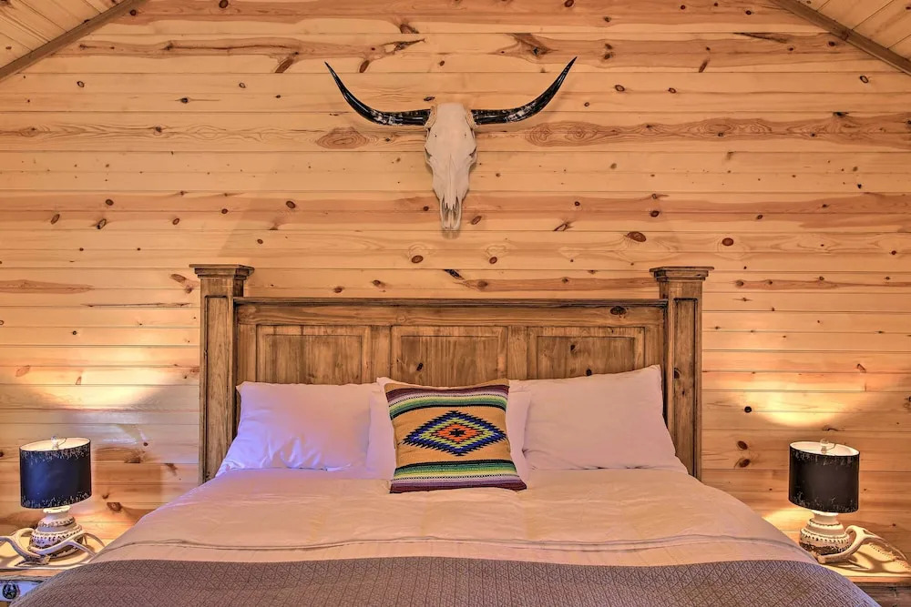 Rustic-chic Country Cabin - 10 Mi to Main Street!