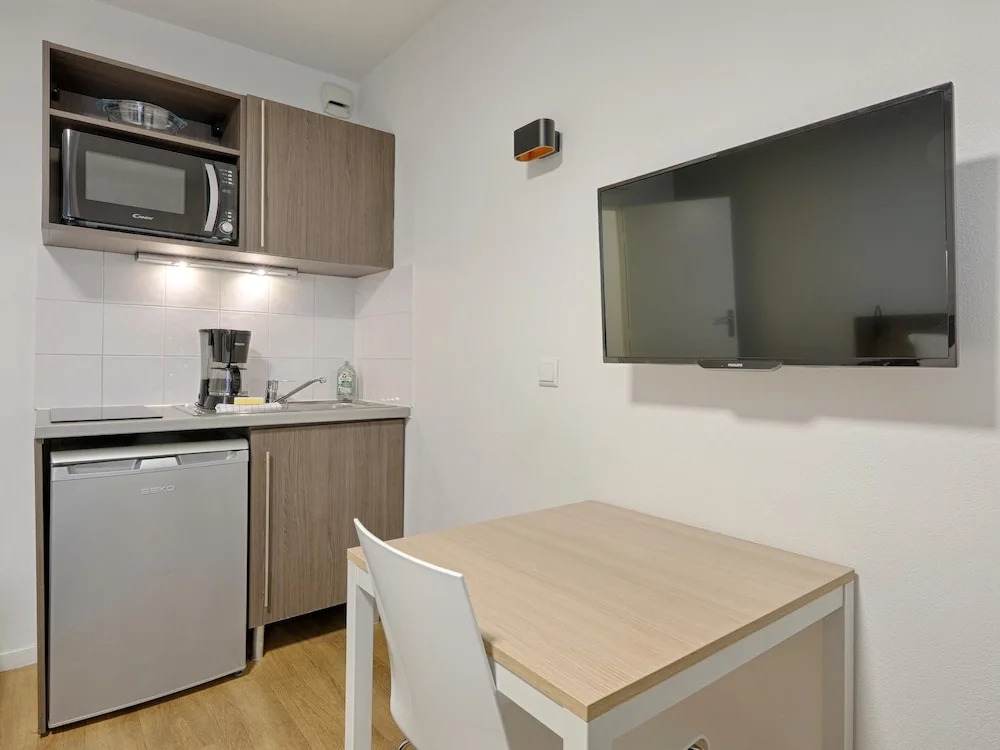 Riverside Couples Stay Near Paris