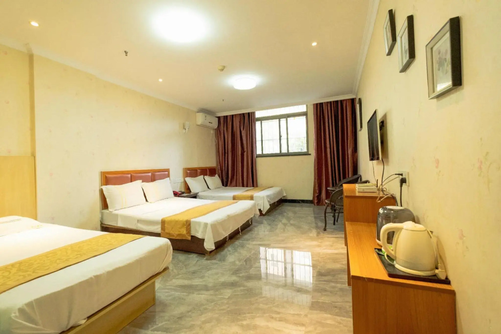 Longyi Hotel (Wuhan Happy Valley Wuhan High-speed Railway Station)