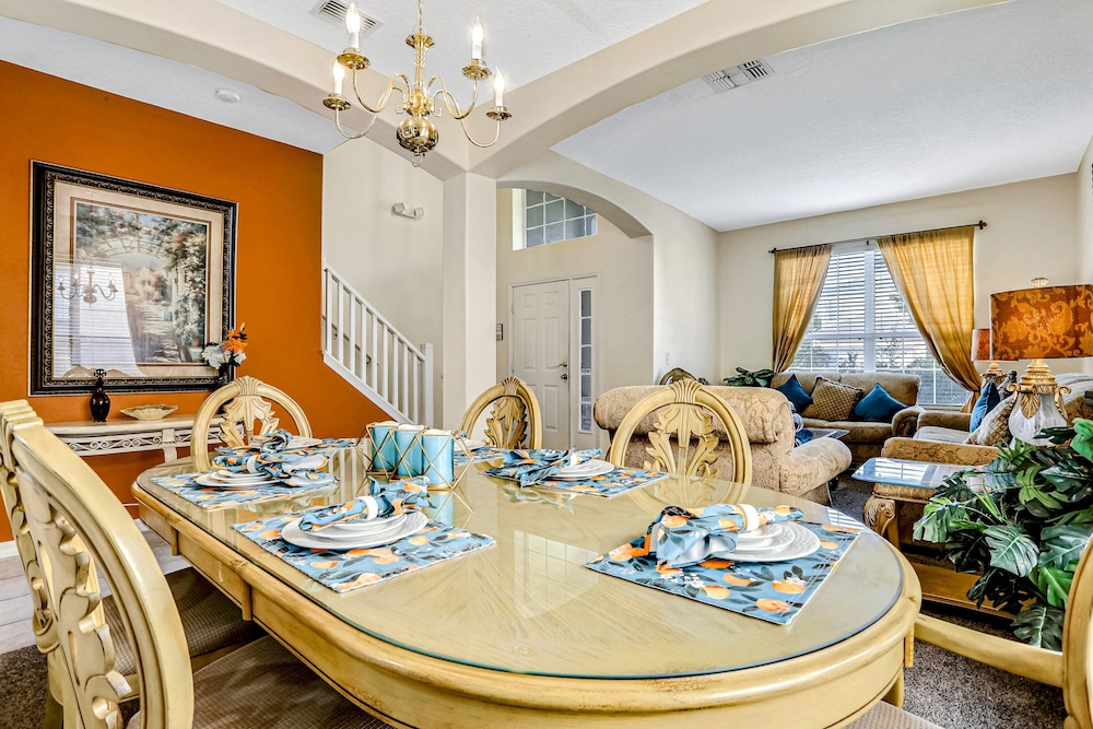 Charming Home With Pool, Pool Spa, Lanai, Central AC, & Washer/dryer