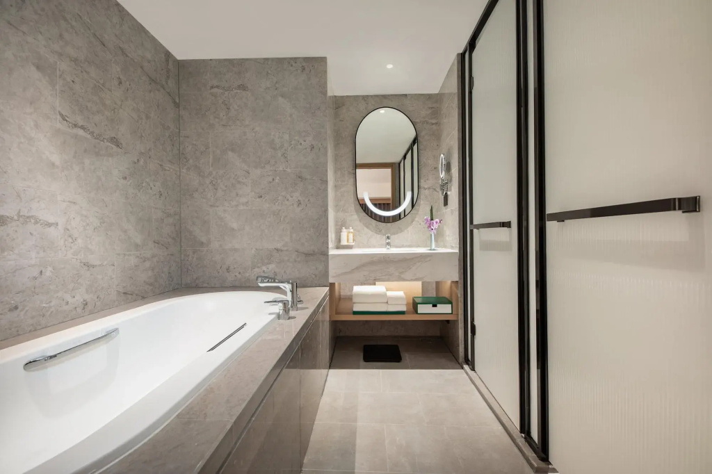 Holiday Inn Shanghai Nanjing Road by IHG