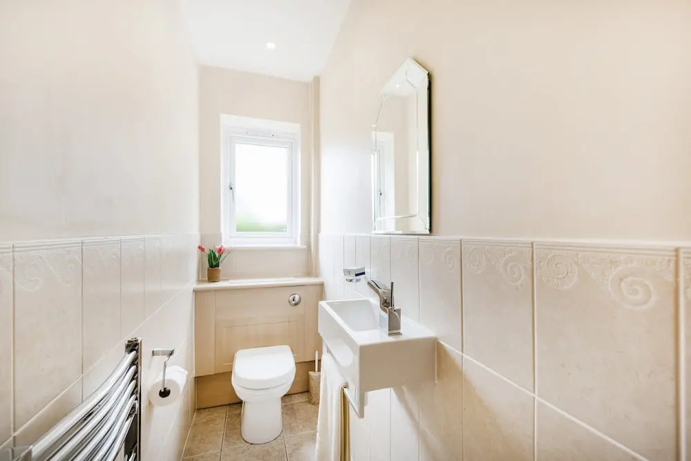 Luxury Riverside Home, Near Windsor Castle. Legoland & London Within 20 Minutes