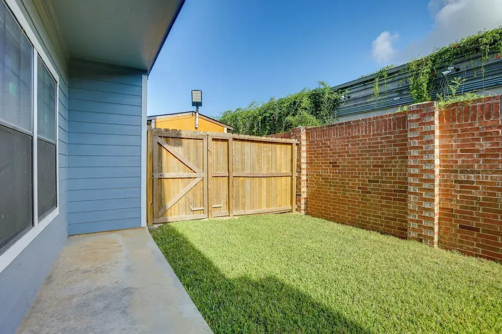 Yard & Workspaces: Luxe Duplex Unit in Houston