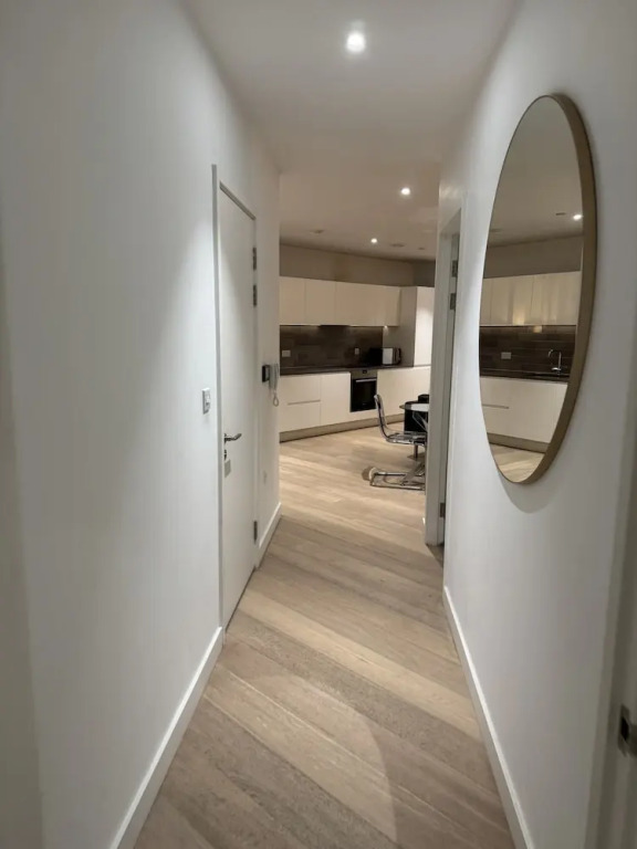 Docklands Stunning 2 bed Apartment London
