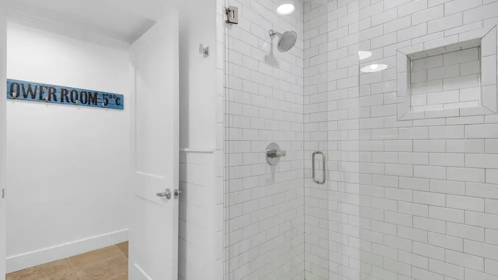 Spacious 3b/3b, Sleeps 6, Lakeview, Beach Access!