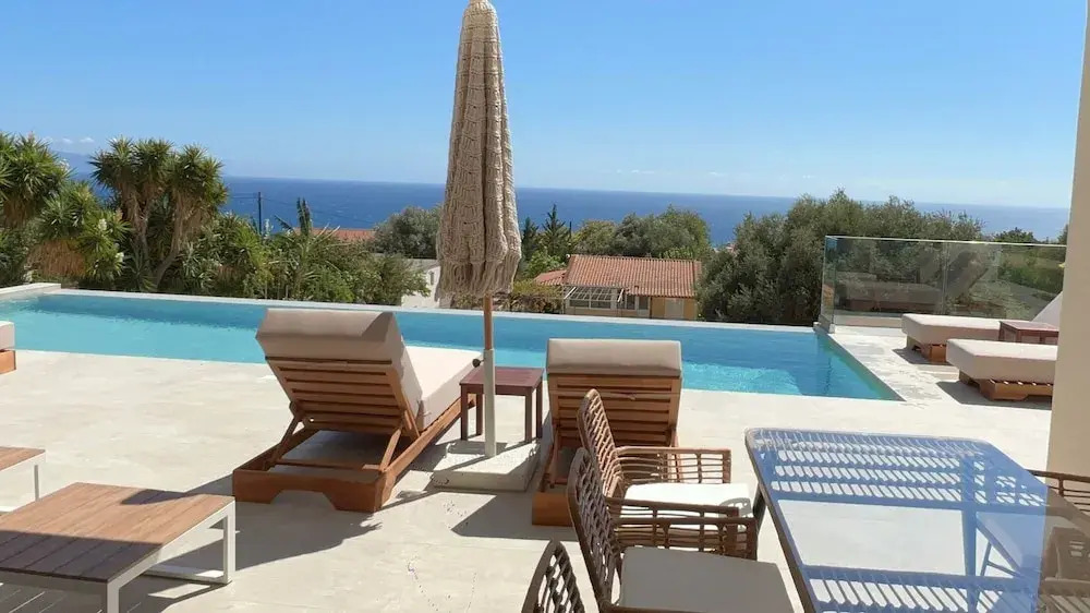 Luxurious Villa Retreat in Lourdata