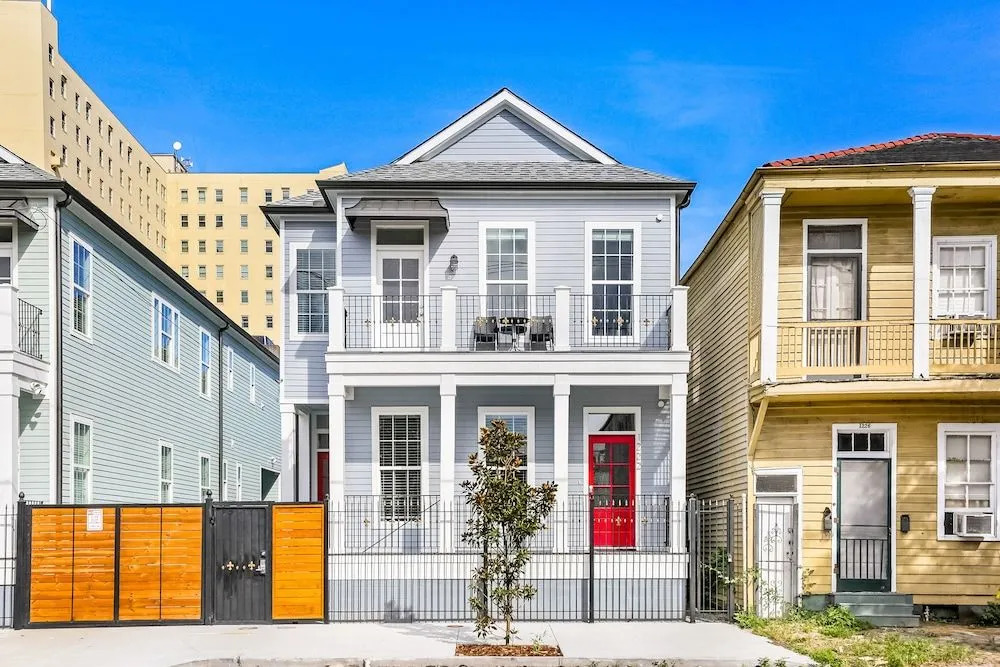 Modern 5 BR Condo - Large Pool - Near Everything