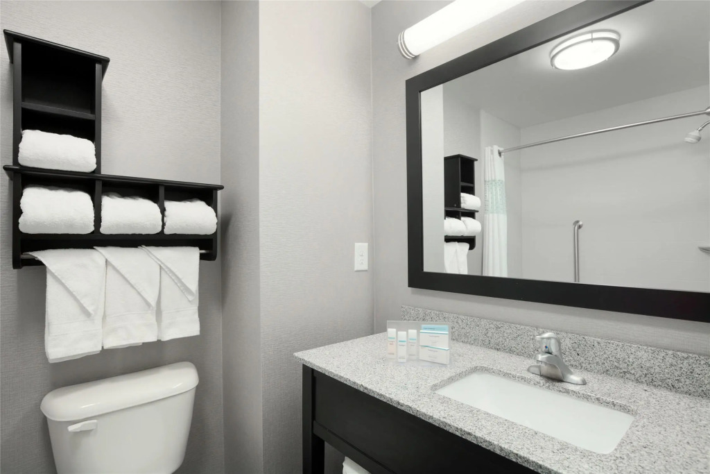 Hampton Inn and Suites Roanoke Airport/Valley View Mall
