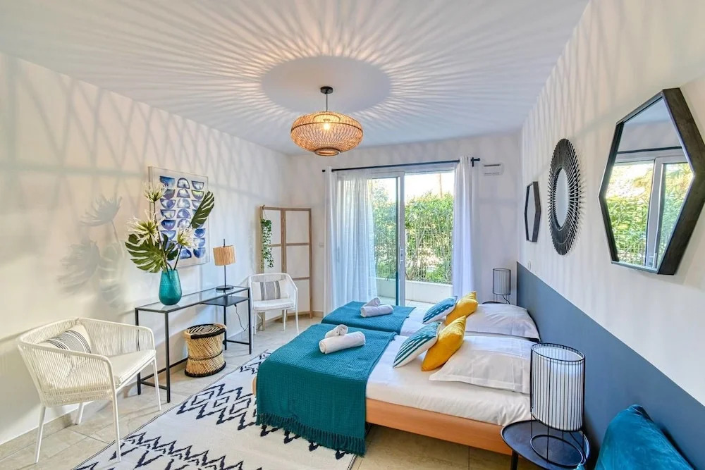 Nice Apartment With Private Garden, Pool & Parking