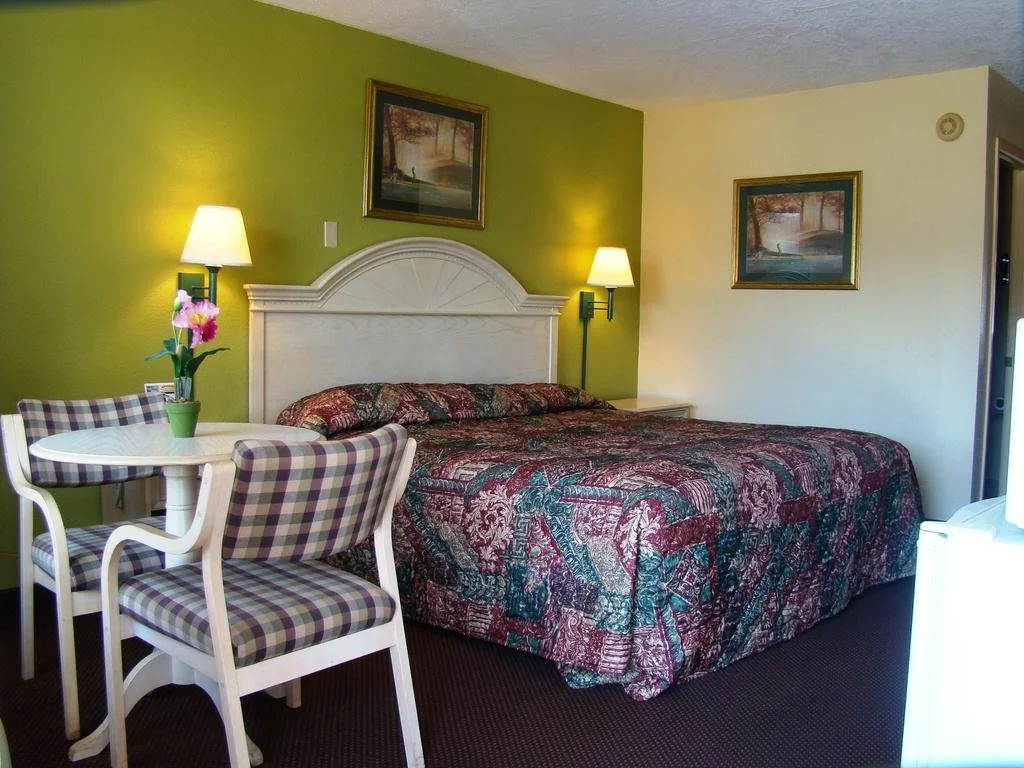 Holiday Terrace Inn - Pigeon Forge