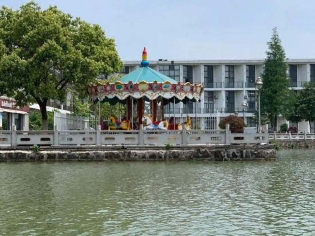 Zhushanhu Lake Town Holiday Hotel