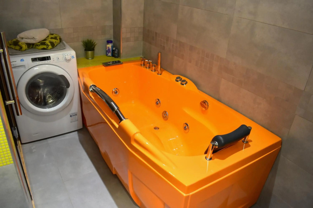 NEW CENTRAL ROOFTOP with private WELLNESS, Sauna & Whirlpool bath