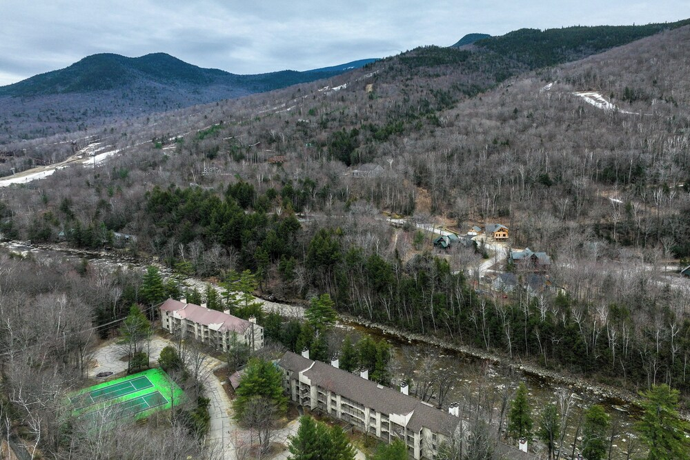Riverfront Retreat w/ Deck: 1 Mi to Loon Mtn!