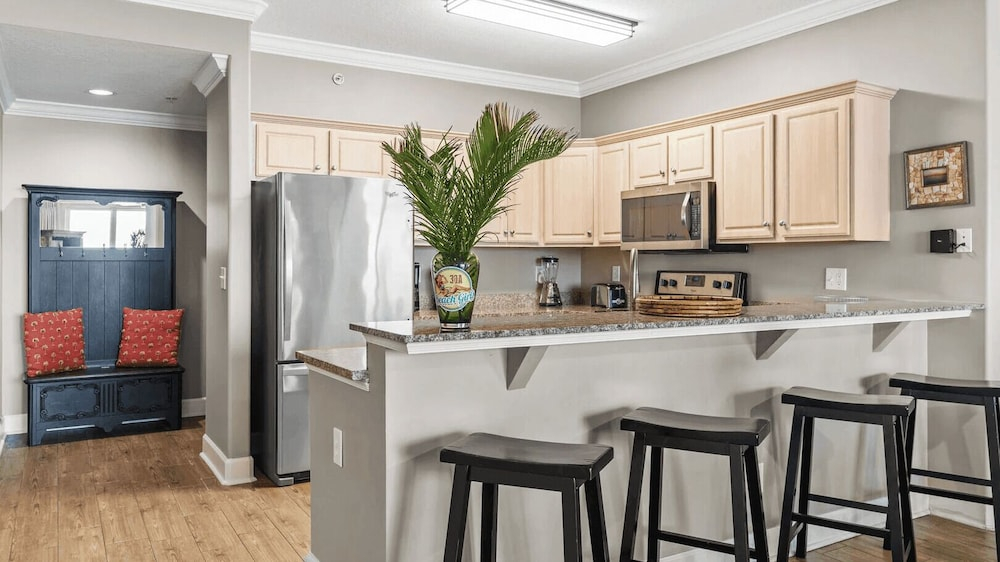 Bahama Breeze by Avantstay Gulf Front, 2 Pools, Beach Chairs Included!