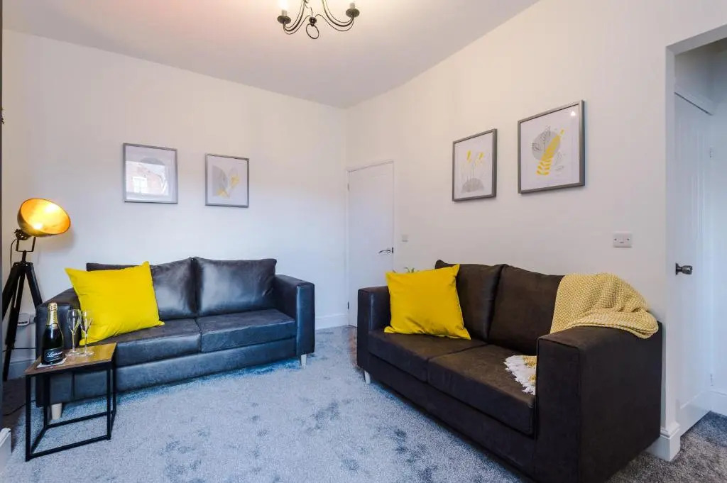 Spacious 4-bed house in Crewe by 53 Degrees Property, ideal for Business & Contractors, Great Location - Sleeps 8