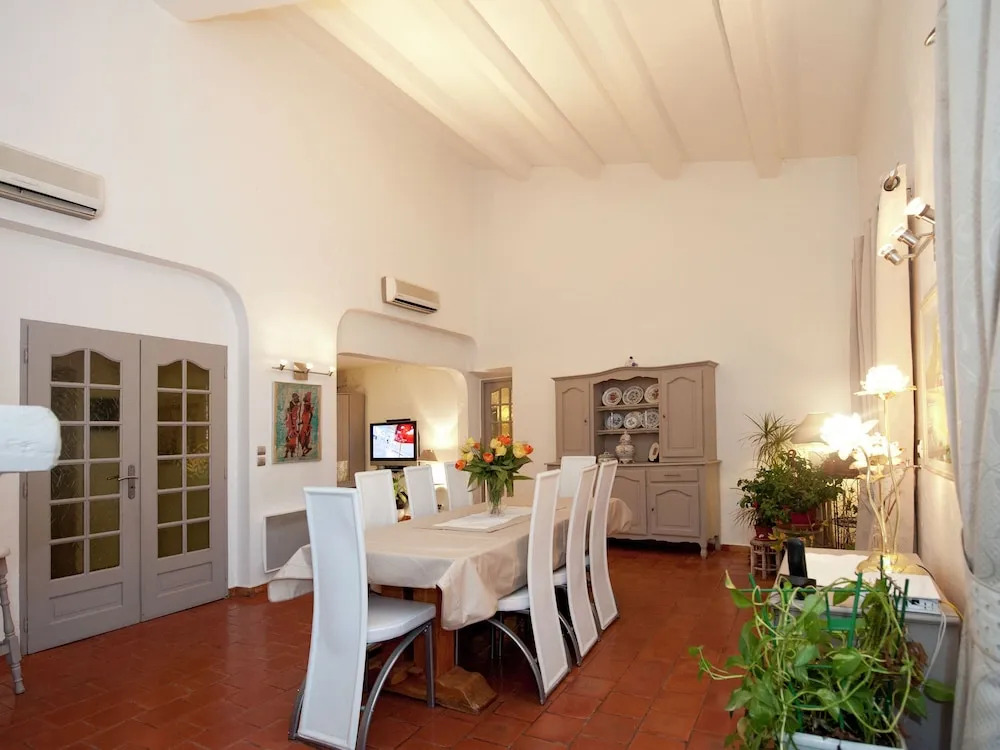 Villa in Bagnols with Pool & Near Nature Parks