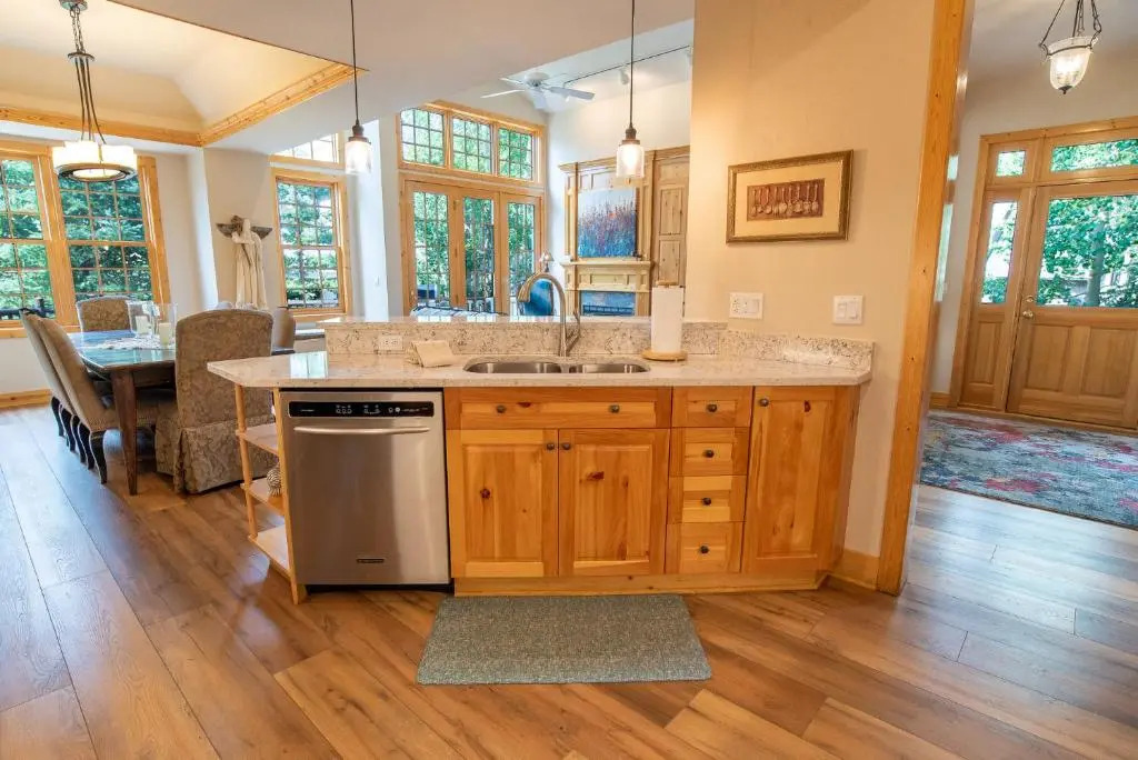 White Wolf Mountain Air Townhome: Elegant Retreat