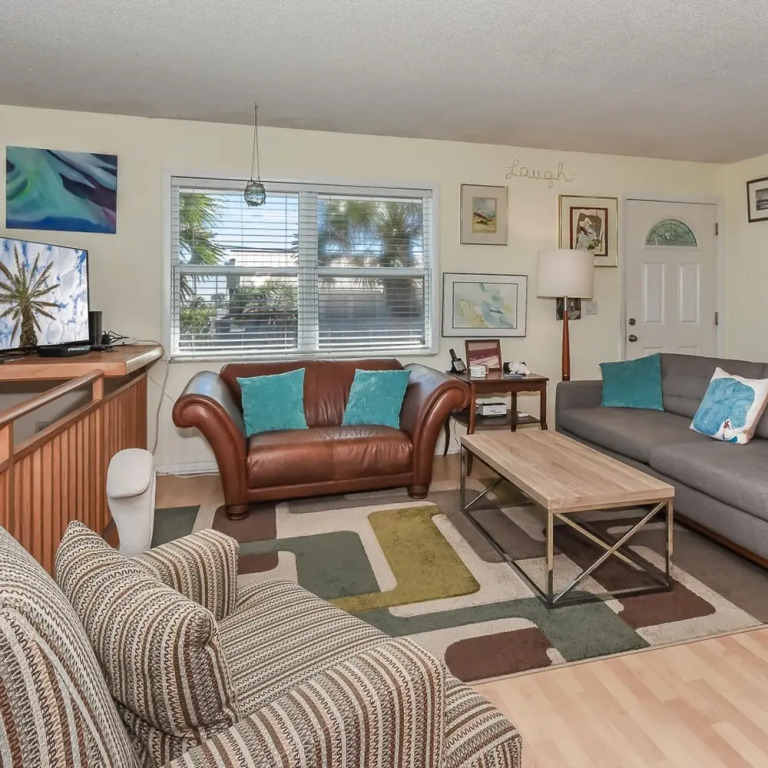 The Artist Beach House Beachfront 6298s