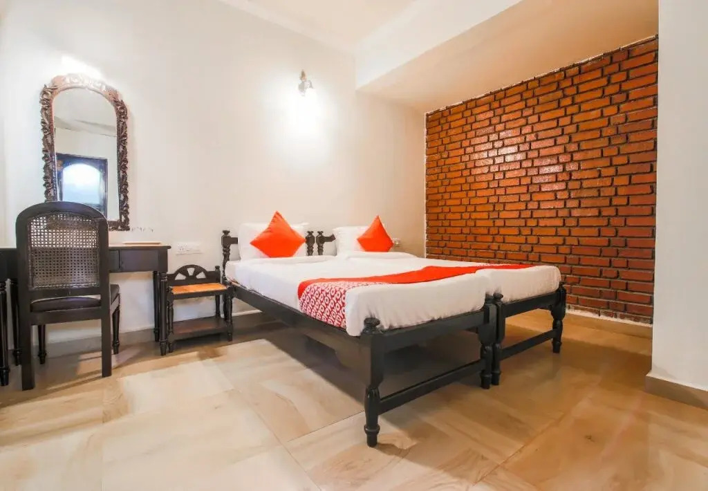 La Petite By OYO Rooms