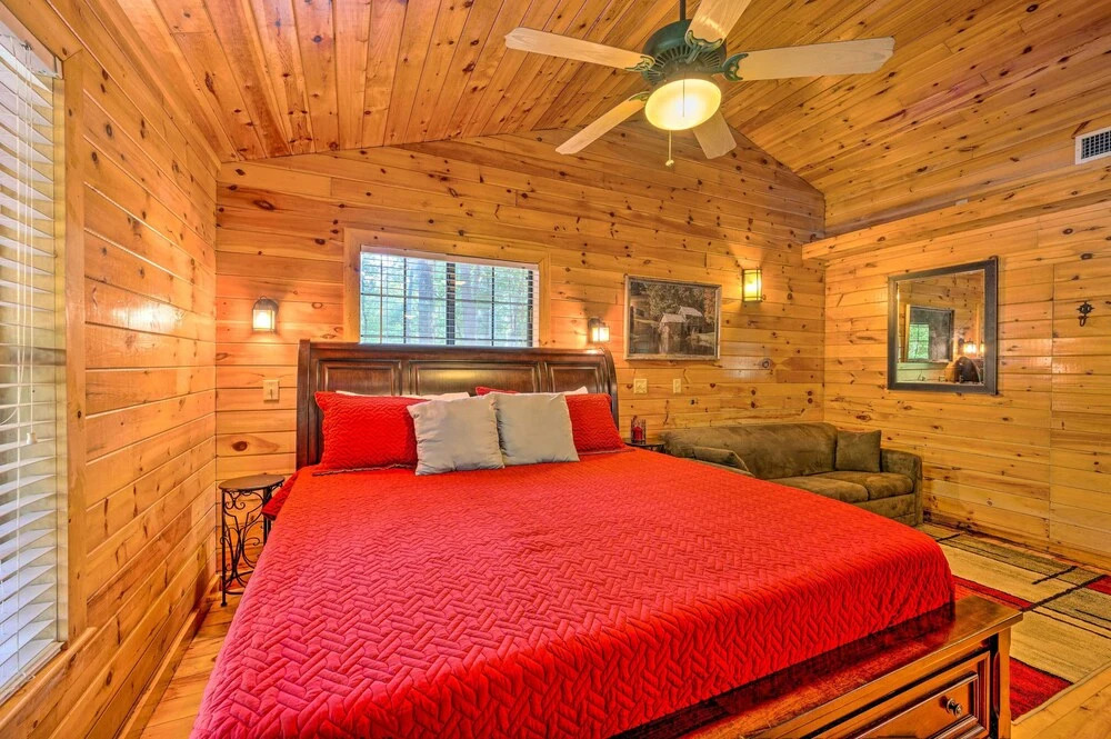 Ideally Located Broken Bow Cabin Private Hot Tub