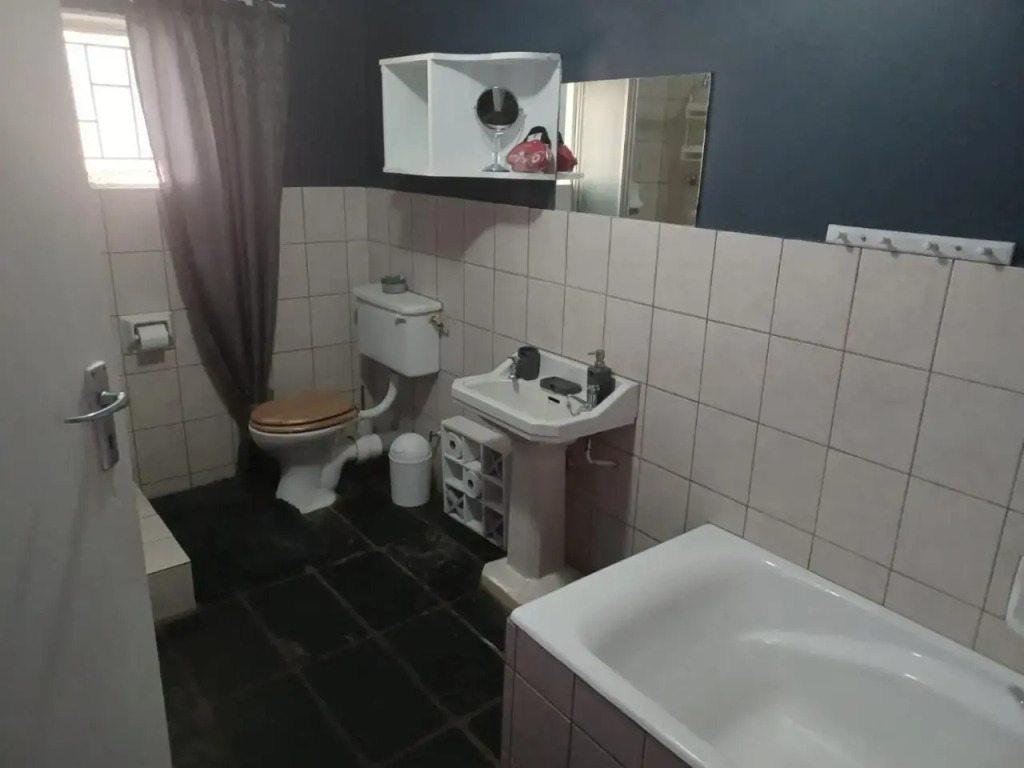 Karoo Refresh Cheerful 2 Bedroom House