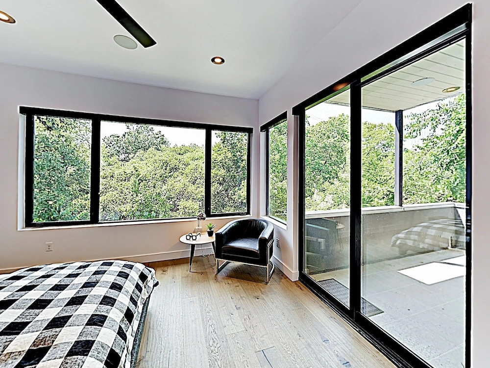 New Listing! Spacious Luxe Near Downtown 4 Bedroom Home