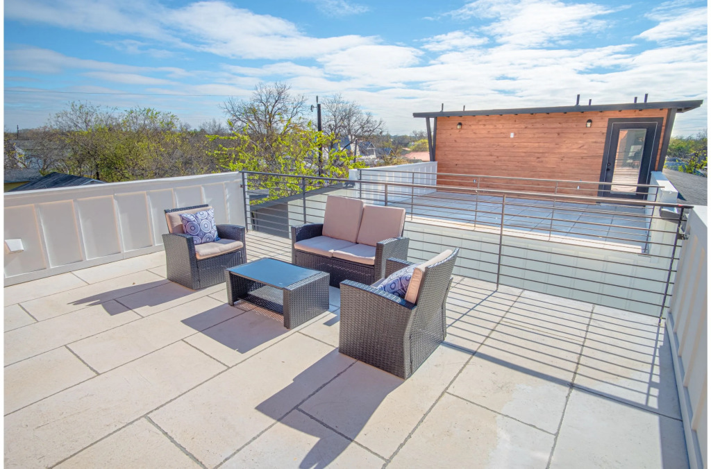 Spectacular Cozy 3 BR plus  2 and a half BA Apt Near Downtown