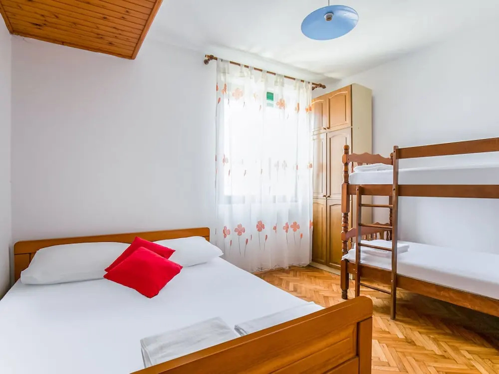 Scenic Apartment in Pakoštane near Sea & Town Center