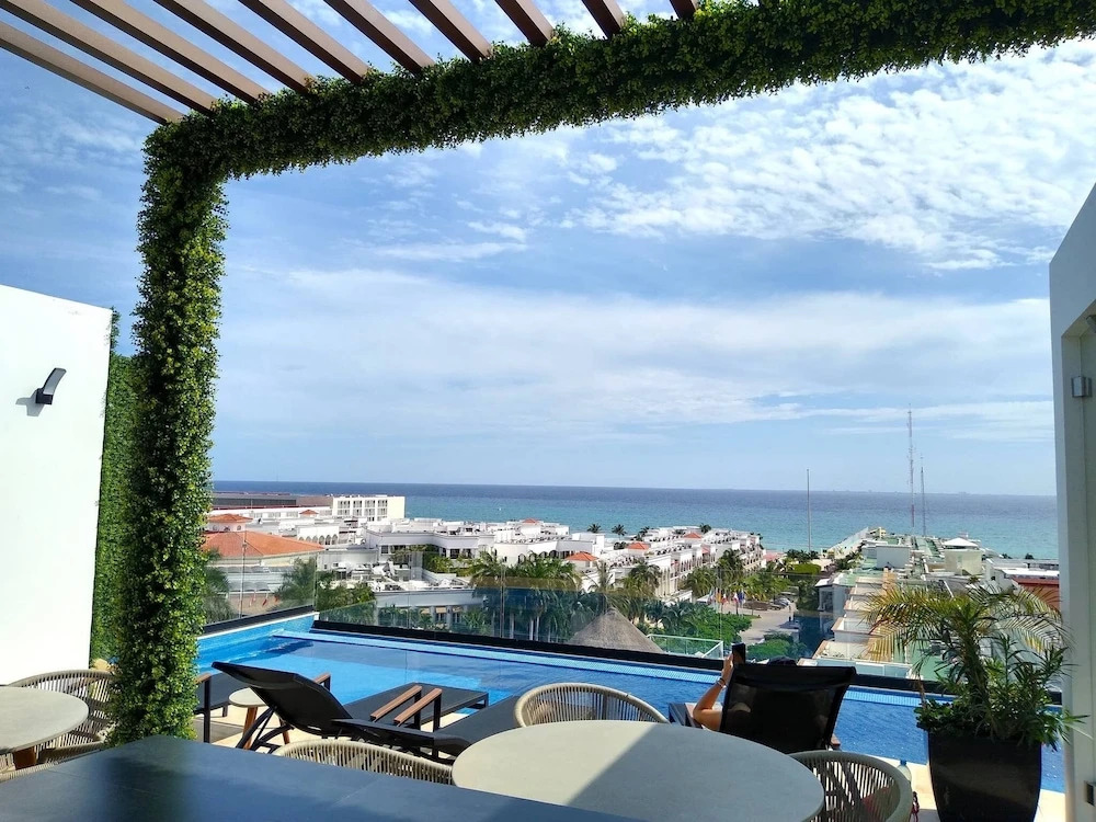 Ocean View From the Rooftop Pool! Only one Block to the Beach, Studio for 2