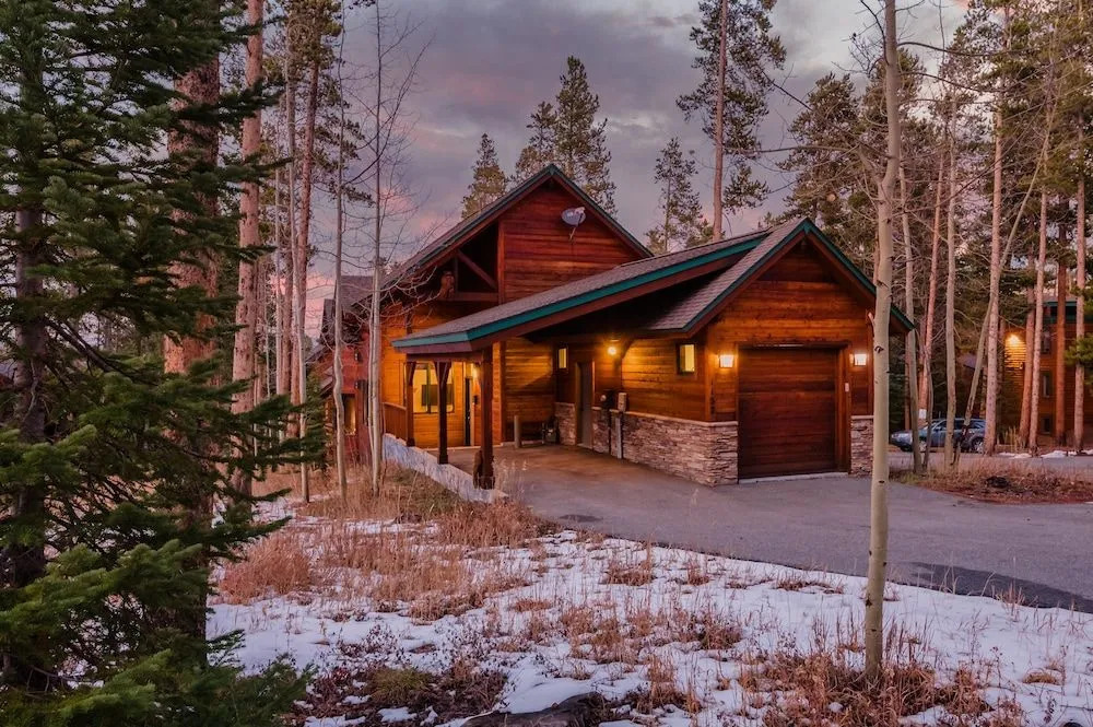 Camber by AvantStay Cozy Chic Cabin w Hot Tub