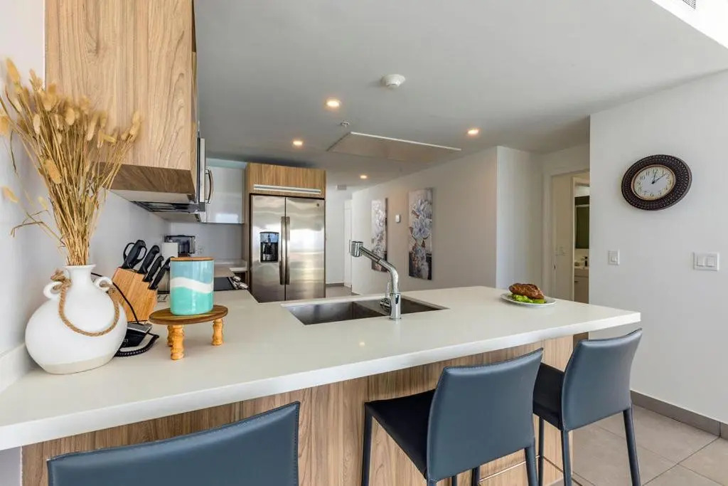 Magnificent 2 Bedroom corner condo with THE VIEW