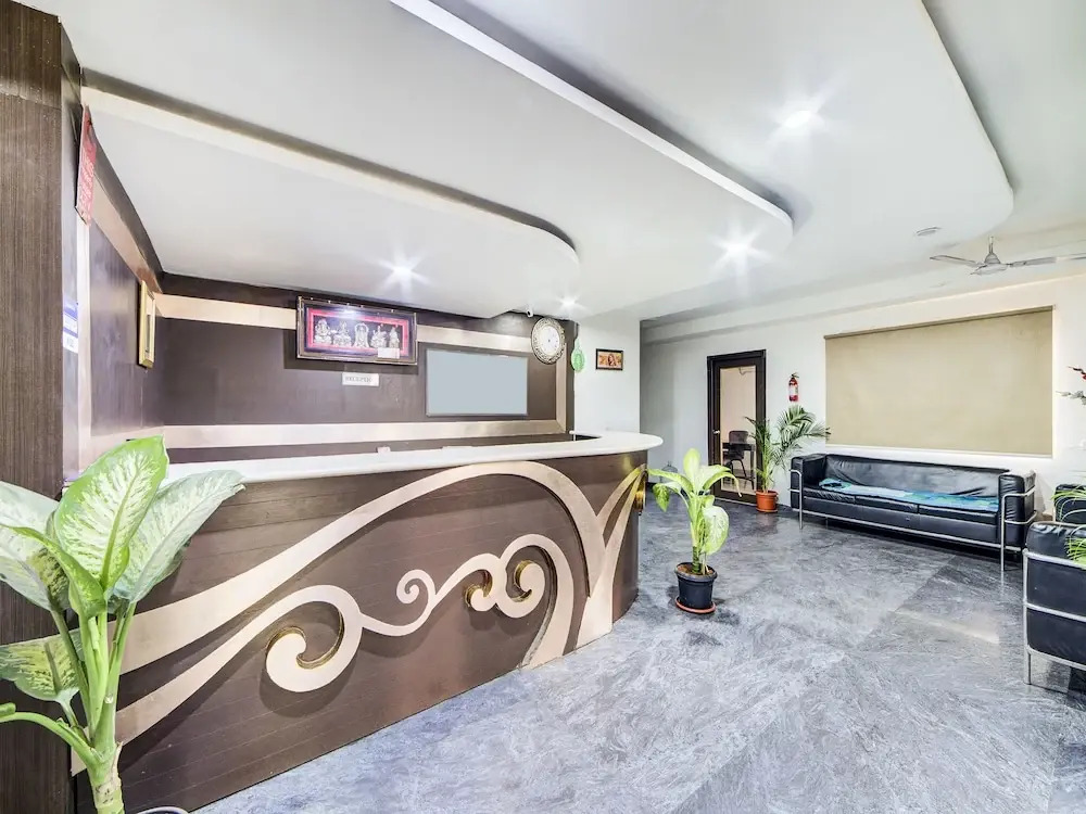 OYO 28033 Pradha Grand