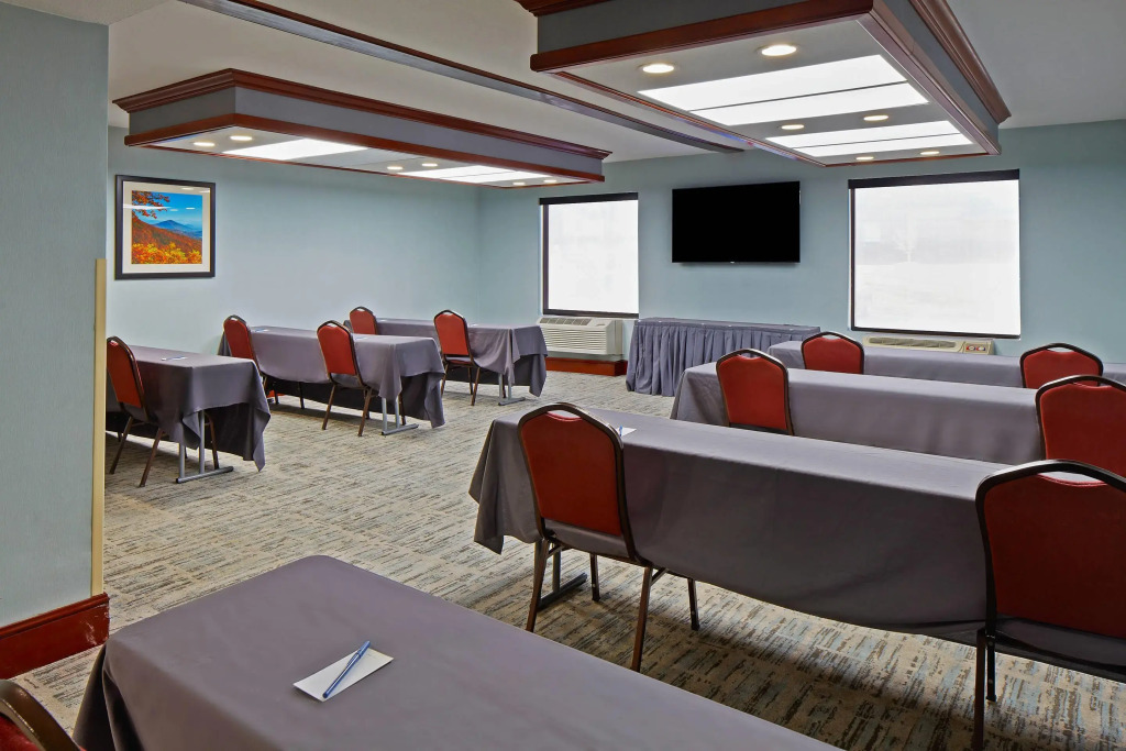 Comfort Suites Outlet Center
