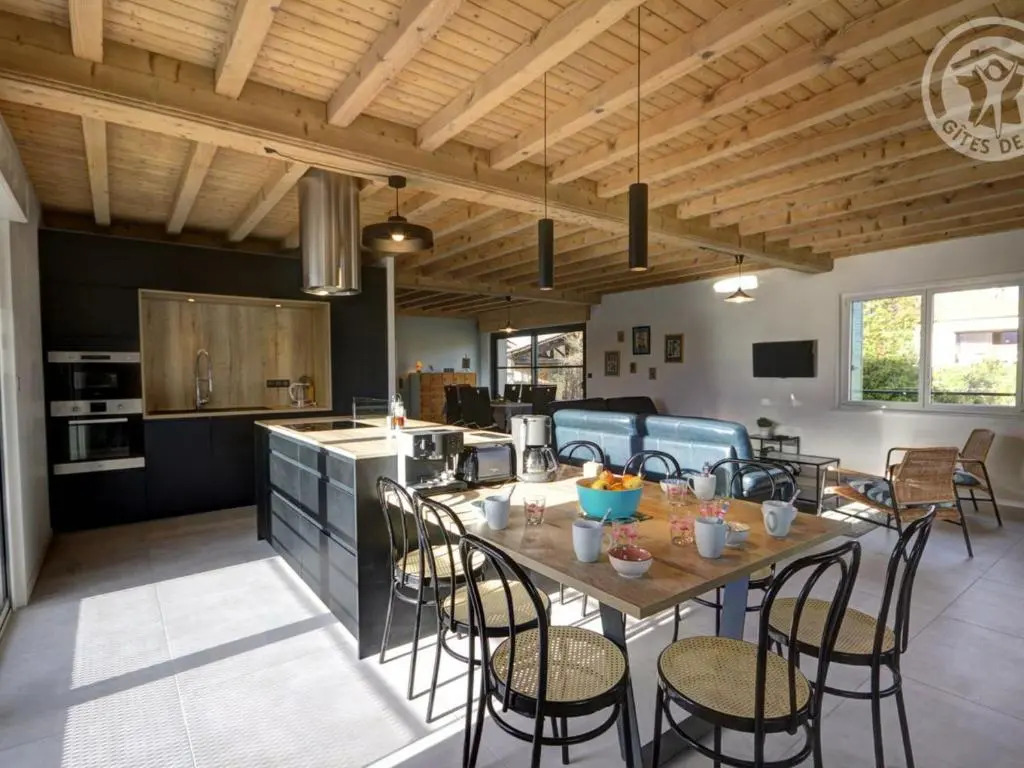 Maison lumineuse avec jardin clos et cheminée, idéale pour familles et amis - FR-1-496-195