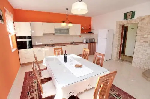 Apartman Tone