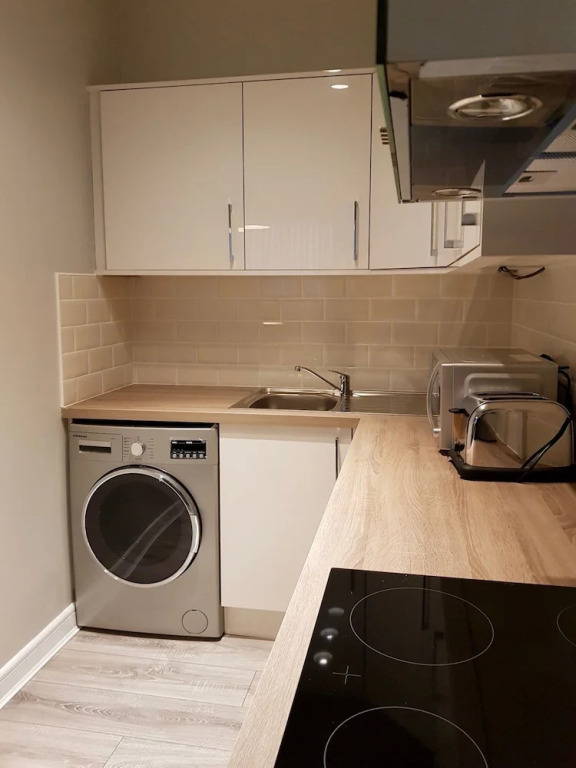 2 Bedroom Apartment Near the 3 Arena