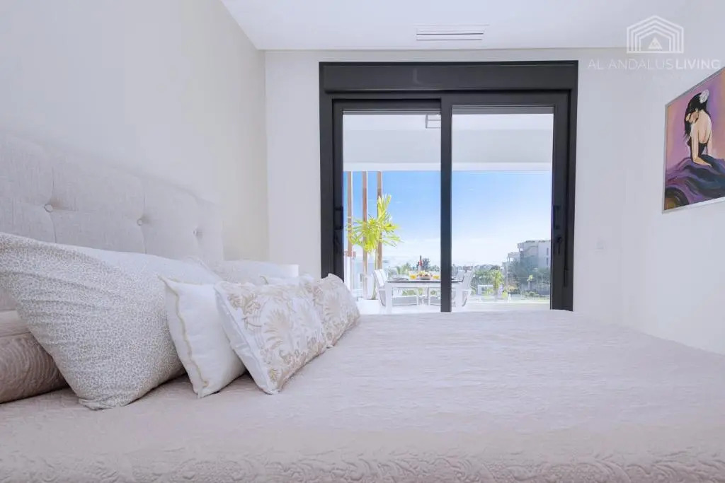 Contemporary apartment 8 min to Puerto Banus