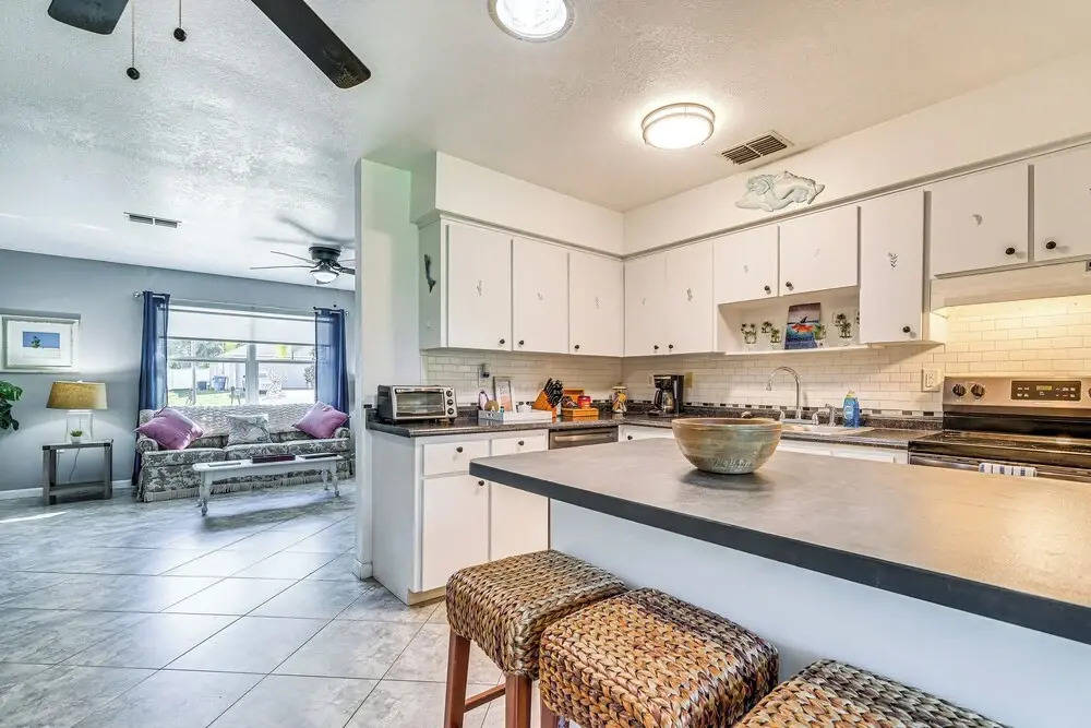 Spring Hill Home - 3 Mi to Weeki Wachee Springs!