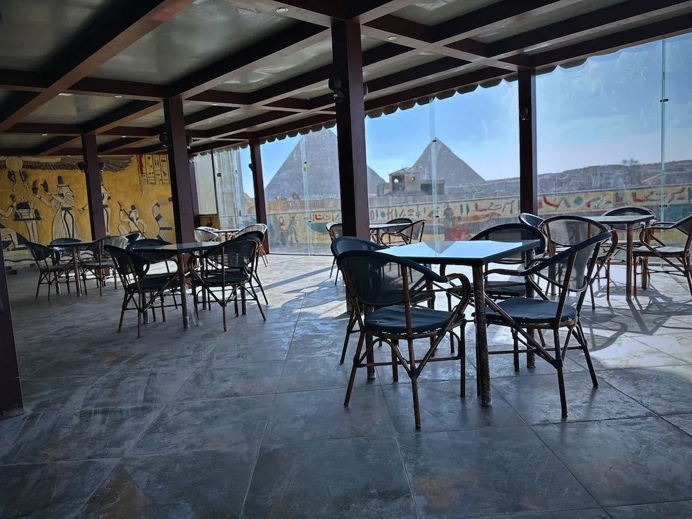Cheristo pyramids view inn