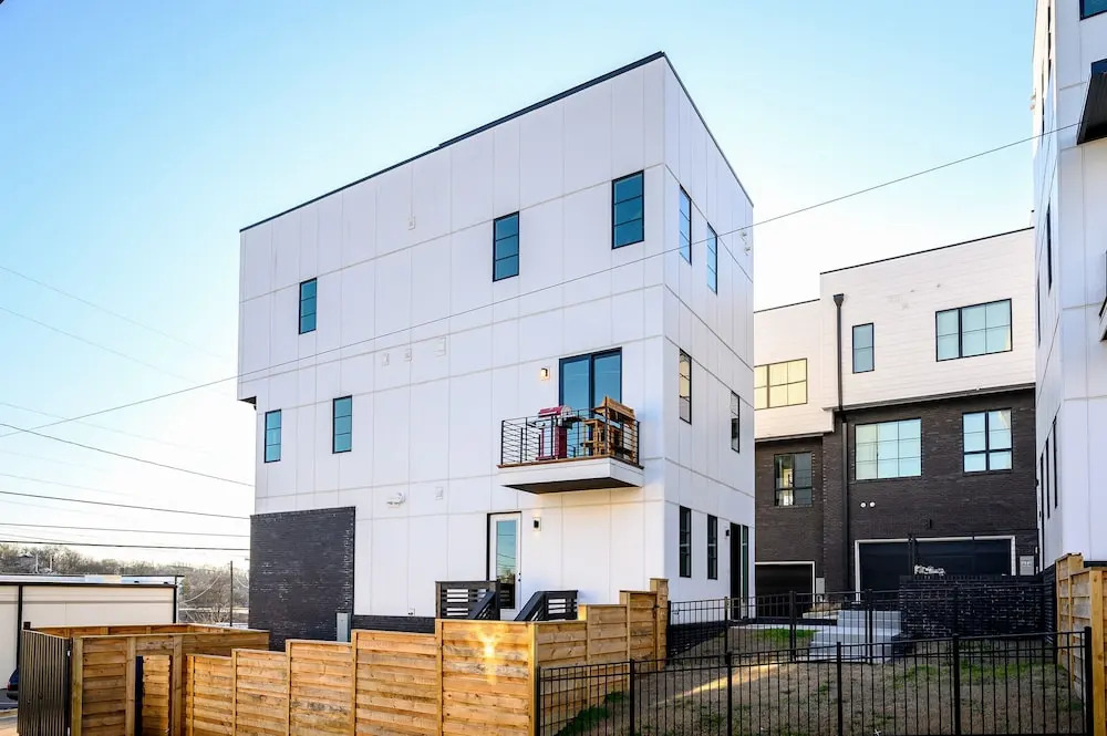 New Listing! Luxe New-build W/ Rooftop Lounge 3 Bedroom Townhouse