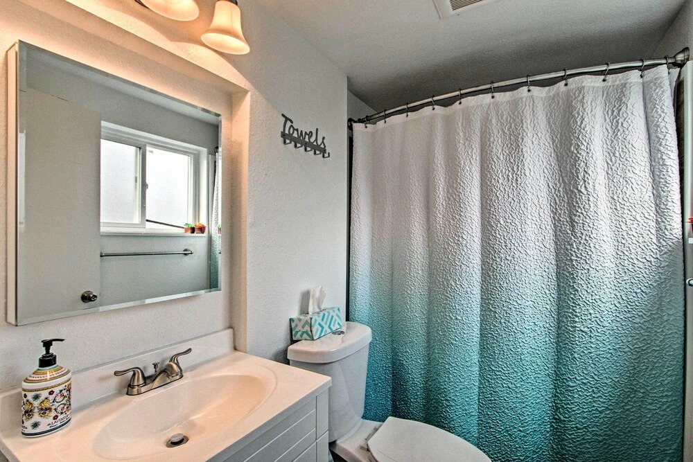 Lovely Tacoma Cottage w/ Fire Pit, Near Dtwn!