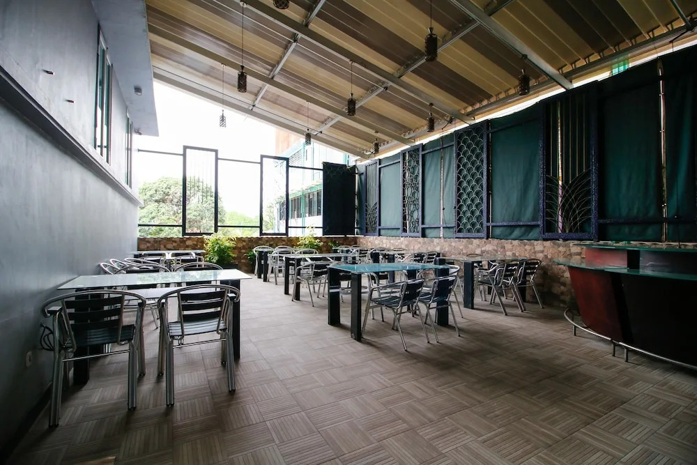RedDoorz Premium near Nipah Mall