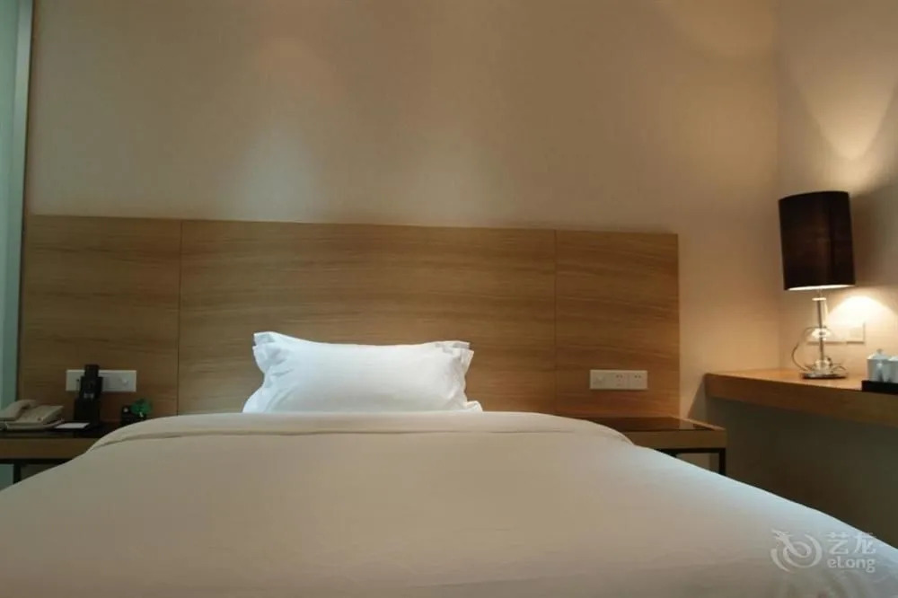 Wuhan Yuntai 6 Plus 1 Hotel