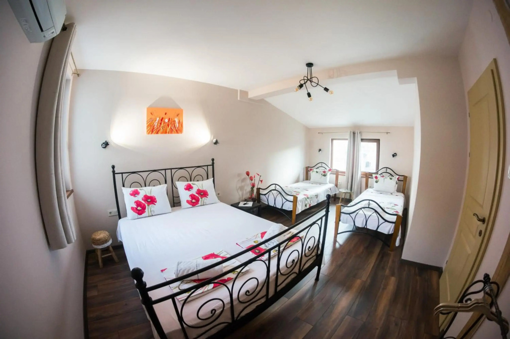 The Old House guest rooms and apartament