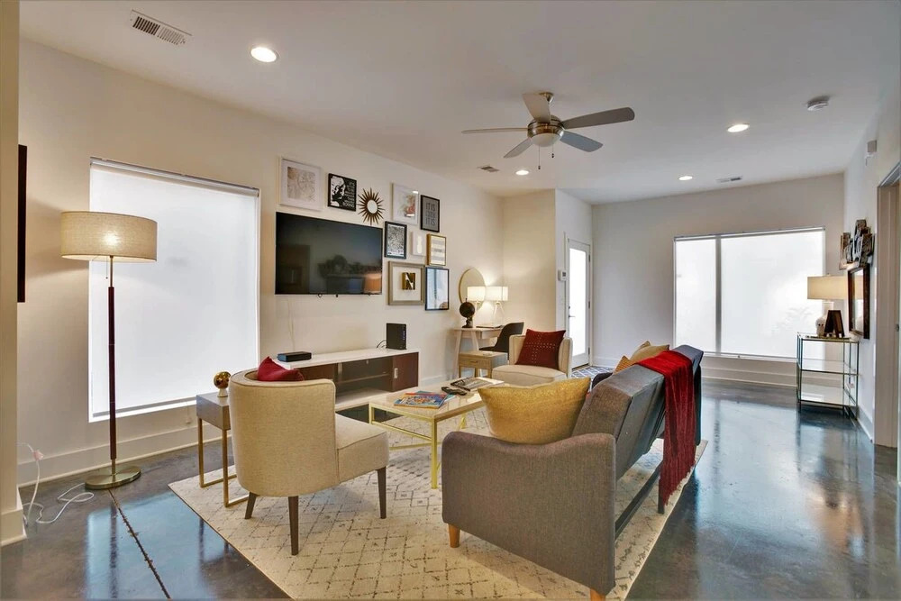 Modern 8bed/4ba Home w/ Roof Deck & Grill by Domio