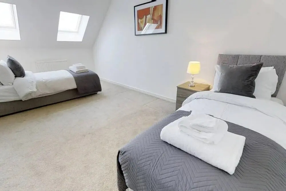 Stayzo - Cole Green Lane - Ideal for Your Next Staycation or Workcation Whole House With Wi-fi